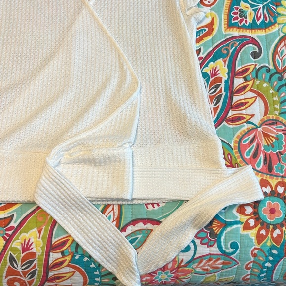 Women’s wrap flutter sleeve top Medium Francesca’s - Picture 2 of 6